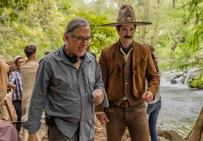 El director Rodrigo Prieto y el actor Manuel García-Rulfo en una imagen tomada durante la filmación de la película "Pedro Páramo", que está siendo producida por Netflix.