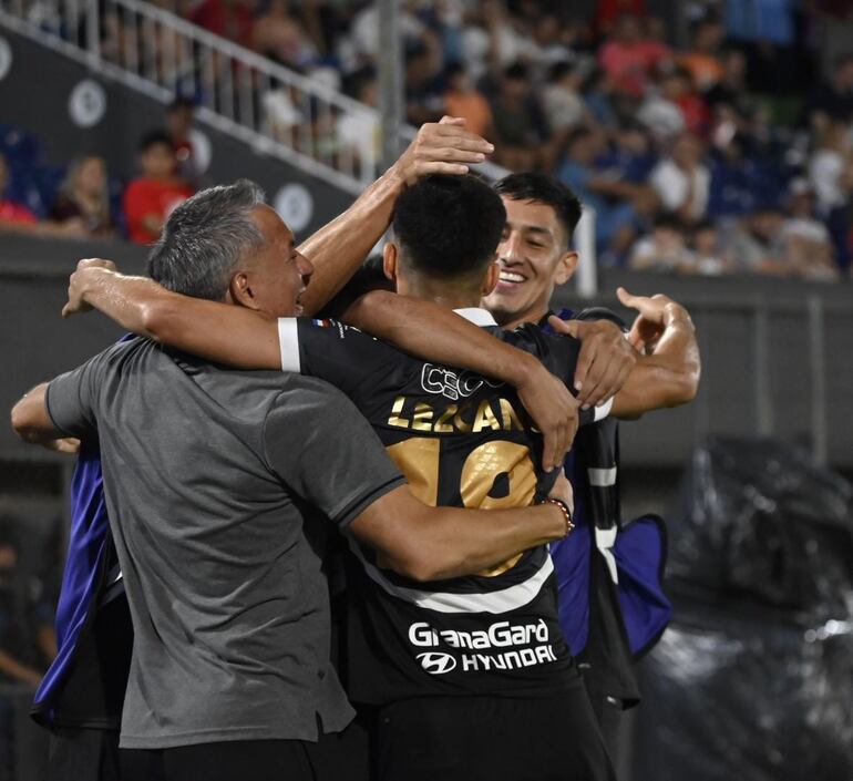 Festejo de los gumarelos tras el gol de Rubén Lezcano. Libertad es tricampeón de la Copa Paraguay