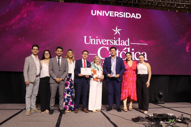 La Dra. Teresa Servín Abente (centro), Vicerrectora de Administración y Finanzas de la Universidad Católica, estuvo acompañada por estudiantes destacados al recibir el Top of Mind por octava ocasión como la mejor Universidad.