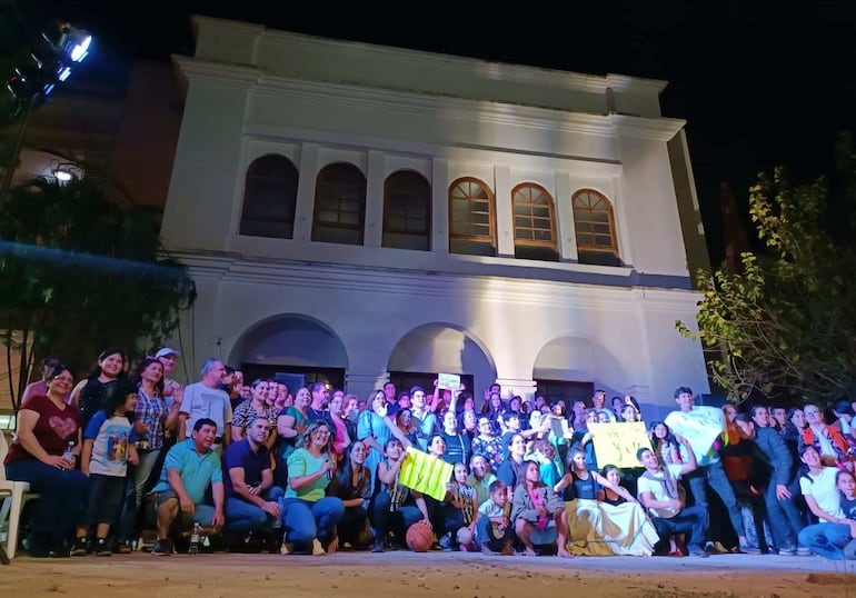 Artistas y ciudadanos guaireños exigieron la culminación de la restauración del teatro municipal de Villarrica.