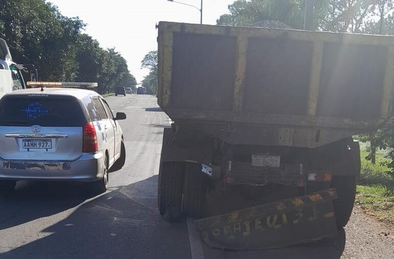 El motociclista fue a chocar contra la parte trasera del camión tumba.