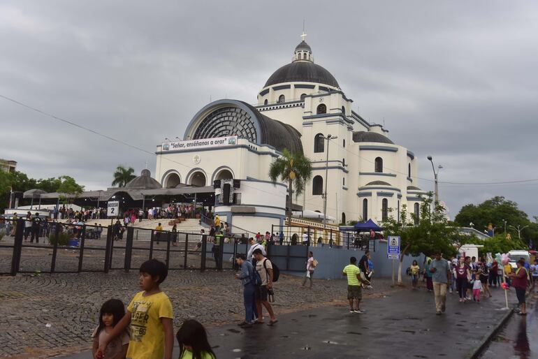 A pesar de la lluvia miles de personas fueron a Caacupé a cumplir sus promesas.