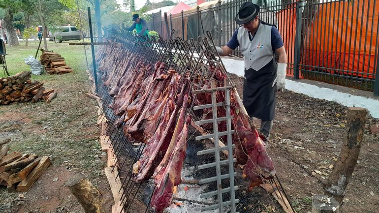 La comunidad católica de Ypané disfrutó en la siesta de hoy jueves de un rico asado a la estaca.