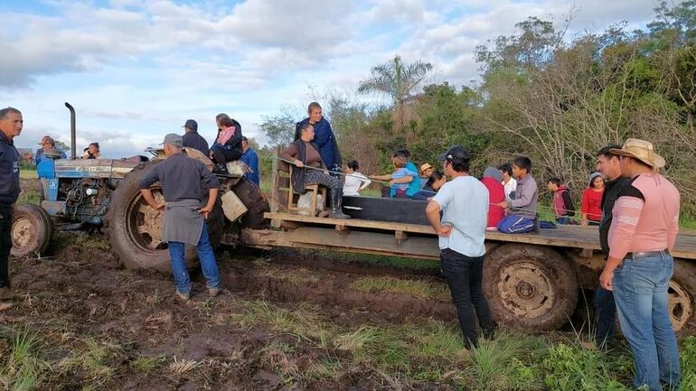 Al dolor que generó este homicidio, se sumó la dificultad para transitar por caminos en la zona del asentamiento 7 de diciembre, donde está ubicado el cementerio local.