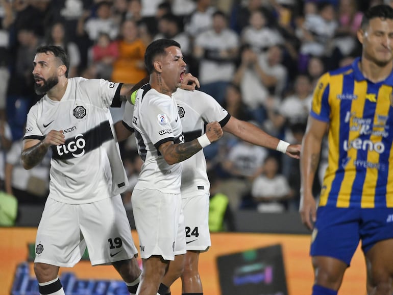 Los jugadores de Olimpia celebran un gol en el partido frente a Sportivo Luqueño por la undécima fecha del torneo Clausura 2024 del fútbol paraguayo en el estadio Defensores del Chaco, en Asunción.