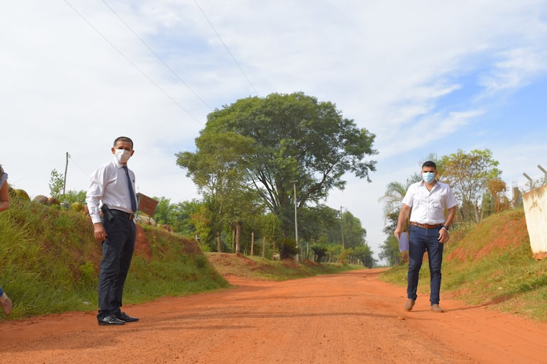 El Intendente de Villarrica Magin Benítez junto a un colaborador durante la verificación del empedrado fantasma.