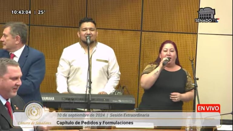 En plena sesión del Senado, un grupo musical toca la polca colorada. La senadora Lilian Samaniego (ANR) se encargó de dar la serenata a sus colegas colorados con permiso de su titular el senador Basilio "Bachi" Núñez.