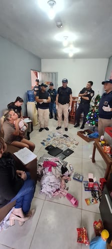 Momento en que la comitiva fiscal-policial realizaba la redada en los barrios Chacarita y Pelopincho, esta mañana.