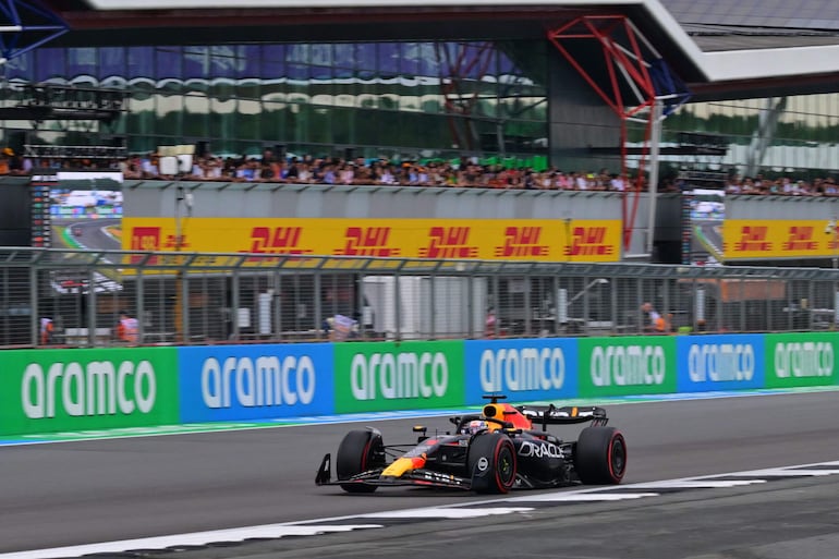 El Red Bull Racing del neerlandés Max Verstappen durante la clasificación del Gran Premio de Gran Bretaña, la décima fecha del Mundial 2023 dela Fórmula 1, en el circuito de Silverstone. 