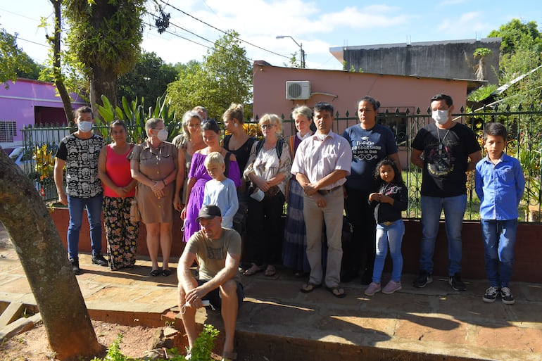 Vecinos, ciudadanos alemanes, de la compañía Pañetey de Independencia, se congregaron frente a la fiscalía de Villarrica para exigir que se intervenga la deforestación.