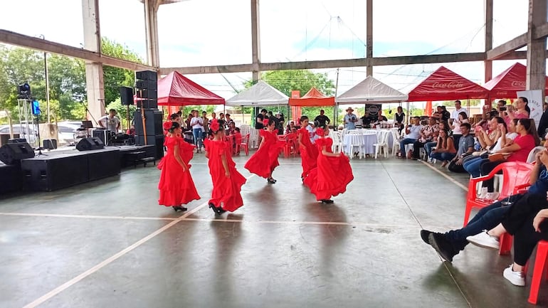 El festival de música y danzas que se ofreció en el escenario hizo vibrar a los presentes.