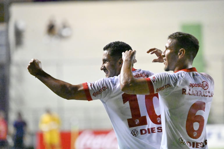 Cecilo Domínguez celebra con el puño cerrado luego de anotar el segundo gol de Cerro Porteño. Lo acompaña en la imagen Rafael Carrascal.