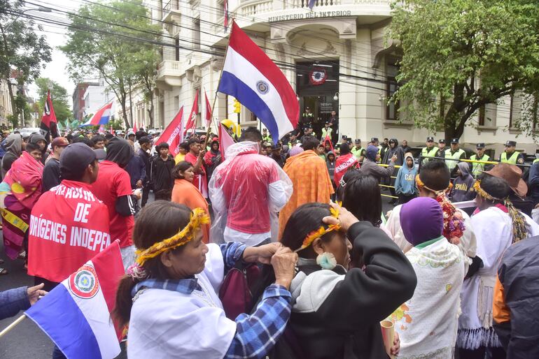 Indígenas marcharon frente al Ministerio del Interior el 12 de octubre por el Día de la Resistencia de los Pueblos Indígenas.