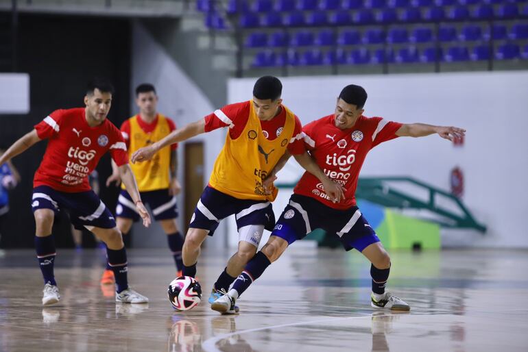 Los seleccionados paraguayos practican desde el domingo con miras al Mundial de Uzbekistán.