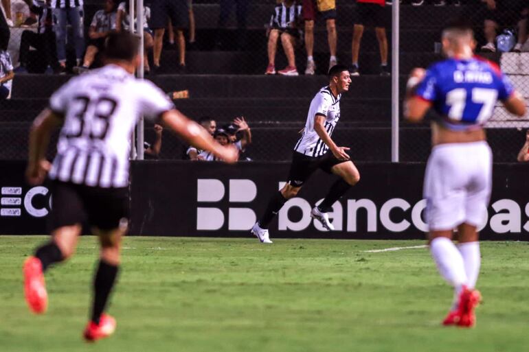 Óscar Cardozo (c), futbolista de Libertad, celebra uno de lo s cuatro goles que convirtió contra Cerro Porteño en el estadio La Huerta por la décima jornada del torneo Apertura 2023 del fútbol paraguayo.