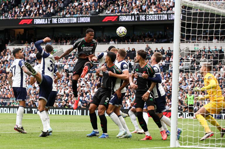 London (United Kingdom), 15/09/2024.- Gabriel Magalhaes of Arsenal (C) scores the 1-0 goal during the English Premier League match between Tottenham Hotspur and Arsenal in London, Britain, 15 September 2024. (Reino Unido, Londres) EFE/EPA/DAVID CLIFF EDITORIAL USE ONLY. No use with unauthorized audio, video, data, fixture lists, club/league logos, 'live' services or NFTs. Online in-match use limited to 120 images, no video emulation. No use in betting, games or single club/league/player publications.
