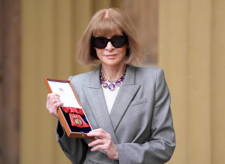 Anna Wintour, editora en jefe británico-estadounidense de Vogue, posa con su medalla después de ser nombrada miembro de la Orden de los Compañeros de Honor (CH).