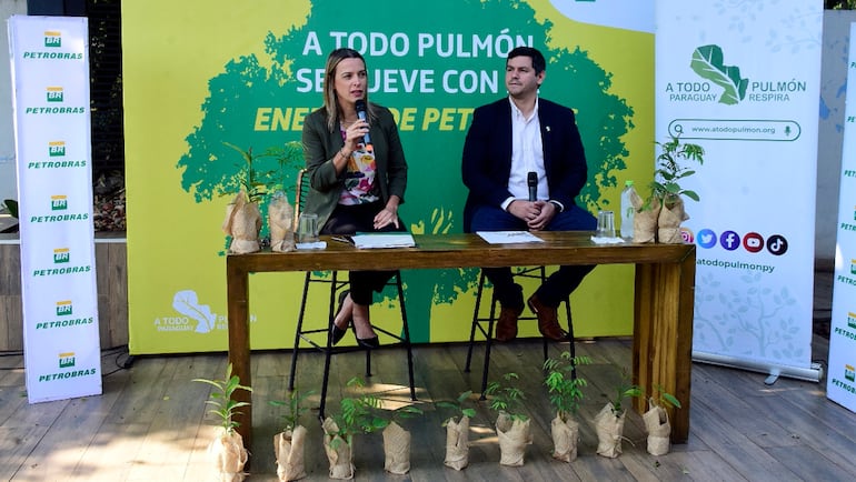 Ana Royg, gerente de Comunicación, Marketing y RS de Petrobras, y Osvaldo Turlan, de A Todo Pulmón, durante la renovación de alianza.