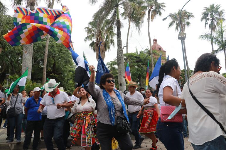 -FOTODELDÍA- AME1390. SANTA CRUZ (BOLIVIA), 22/01/2024.- Organizaciones sociales y militantes del Movimiento al Socialismo (MAS), simpatizantes del presidente Luis Arce, marchan para respaldar al mandatario hoy, en Santa Cruz (Bolivia). La división en el oficialista Movimiento al Socialismo (MAS) opacó el aniversario 15 del 'Estado Plurinacional', con el Gobierno del presidente Luis Arce aquejado por el bloqueo de caminos que instalaron este lunes los sectores afines al exmandatario Evo Morales (2006-2019). EFE/ Juan Carlos Torrejón
