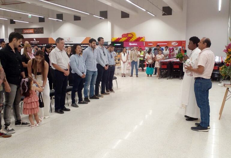 La tradicional bendición de apertura del nuevo local de Hipermercados Luisito fue hecha por el padre Zenón Berikani.