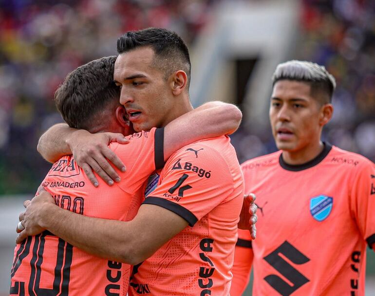 El paraguayo Alfio Oviedo (d), jugador del Bolívar, festeja un gol en el torneo Clausura 2024 de Bolivia.