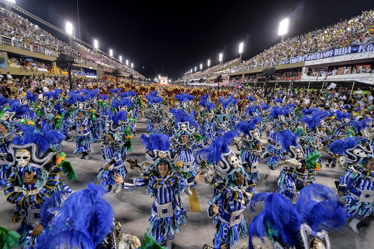 Escuela de samba Beija Flor en el Sambódromo, carnaval de Río de Janeiro 2018.