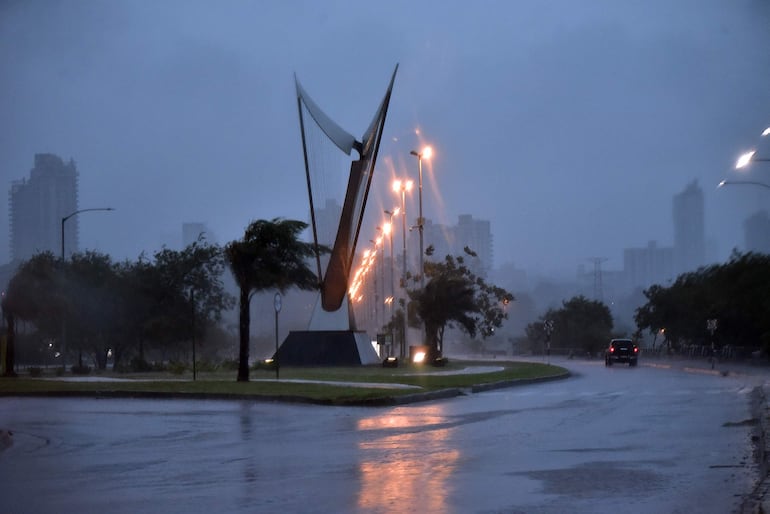 Imagen captada ayer, 25 de diciembre, de las copiosas lluvias registradas en la Costanera de Asunción, a orillas del río Paraguay. El cauce registró un importante incremento en un solo día.