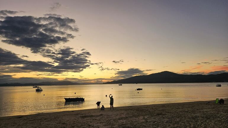 Atardecer en la playa de playa de Canto Grande, Bombinhas, en Santa Catarina, Brasil.