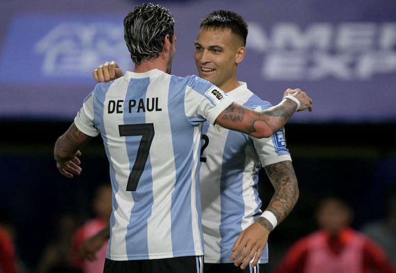 Rodrigo de Paul se acerca a felicitar a Lautaro Martínez tras el gol de Argentina