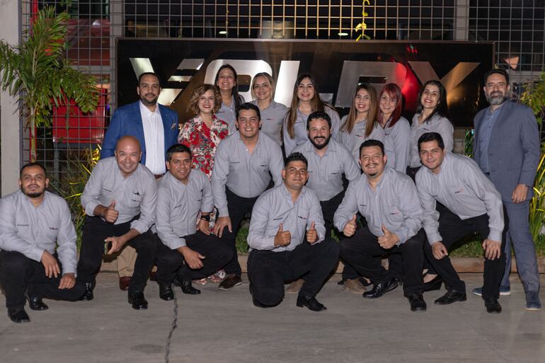 Directivos y colaboradores de Volpy S.A. celebran la inauguración del edificio corporativo de la empresa.