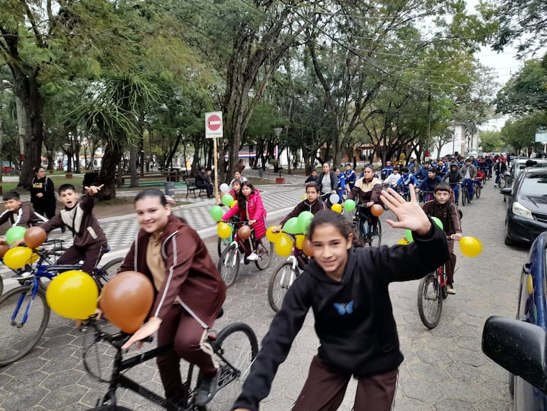 Alumnos de diferentes instituciones educativas participaron del paseo ciclístico en Pilar.