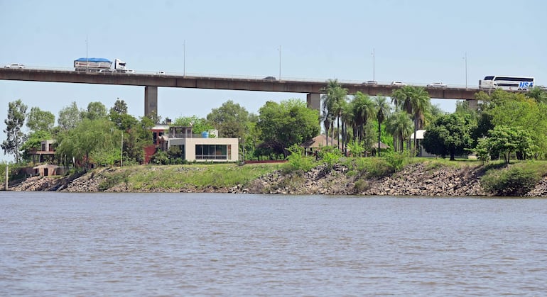  Una casa tiene como imagen de fondo el puente Remanso en la zona conocida como Jardínes de Remansito.