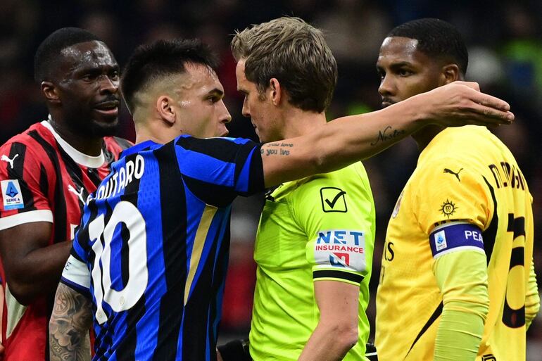 TOPSHOT - Inter Milan's Argentine forward #10 Lautaro Martinez argues with referee Daniele Chiffi next to AC Milan's French goalkeeper #16 Mike Maignan (R) during the Italian Serie A football match between AC Milan and Inter at San Siro stadium in Milan, on February 2, 2025. (Photo by PIERO CRUCIATTI / AFP)