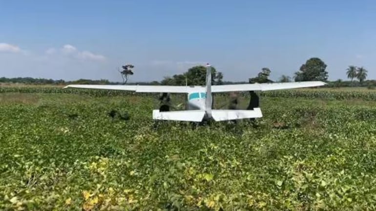 Avioneta descendió de emergencia en Curuguaty (captura de video de gentileza de Portal Curuguaty).