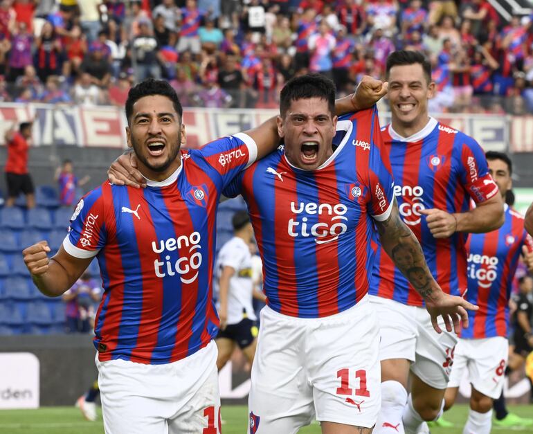 Cecilio Domínguez y Juan Iturbe, autores de los goles de Cerro Porteño ante el Sportivo Trinidense.