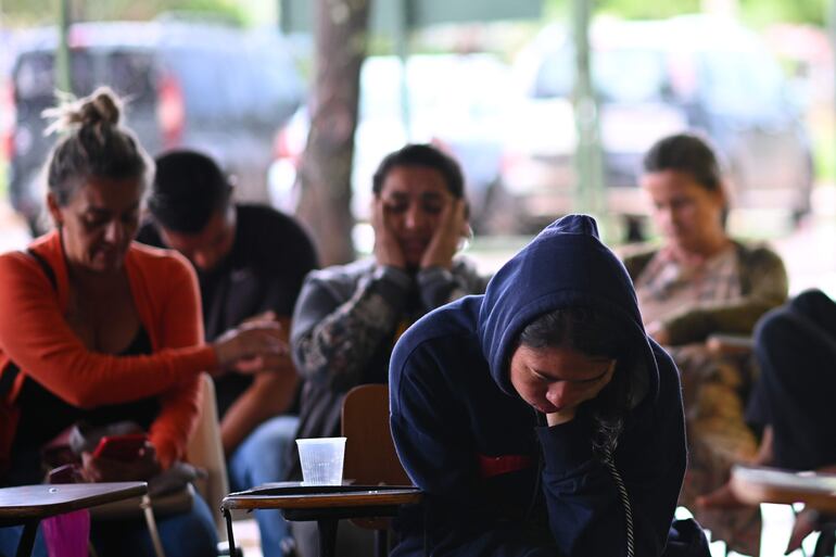 Personas esperan atención médica en una tienda de campaña improvisada para tratar casos sospechosos de dengue en la región administrativa de São Sebastião, en Brasilia (Brasil). Brasil, que enfrenta un fuerte aumento de los casos de dengue, tomó este martes nuevas medidas sanitarias en ciudades como Brasilia, Río de Janeiro o São Paulo, que se encuentran entre las regiones más afectadas por esta enfermedad que ha causado la muerte de 36 personas desde el comienzo del año. EFE/Andre Borges