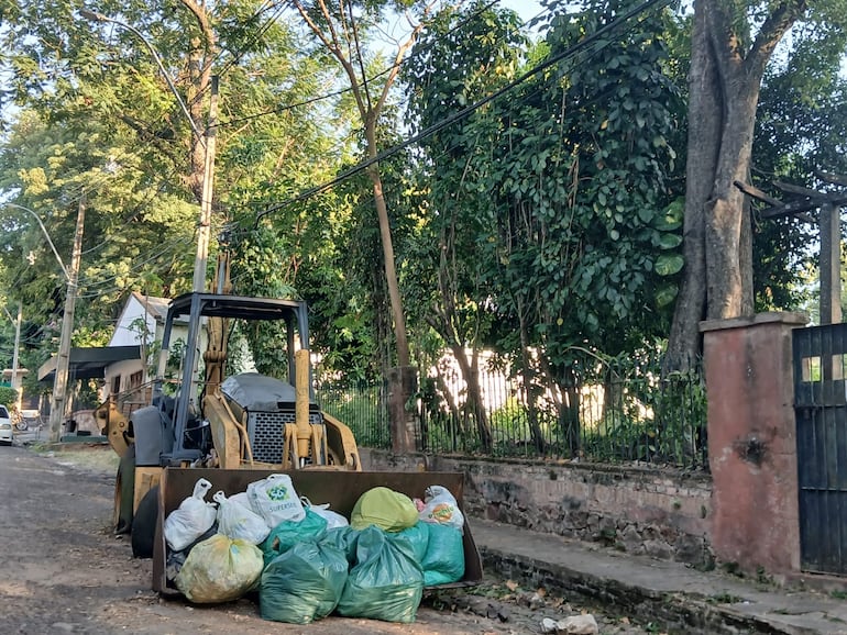 A dos cuadras de la municipalidad se pueden observar varias bolsas de basuras que tampoco son retiradas desde hace días.