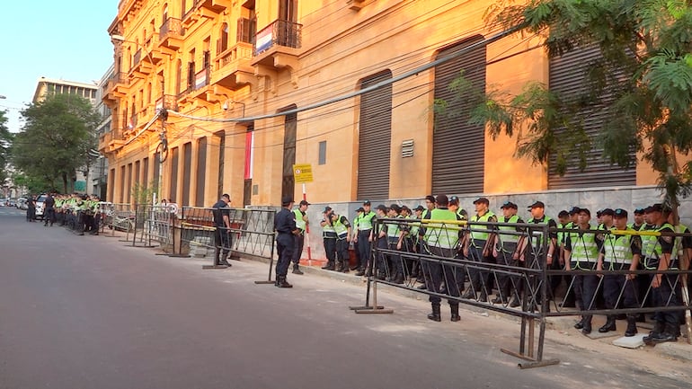 Presencia policial frente al Ministerio de Economía.