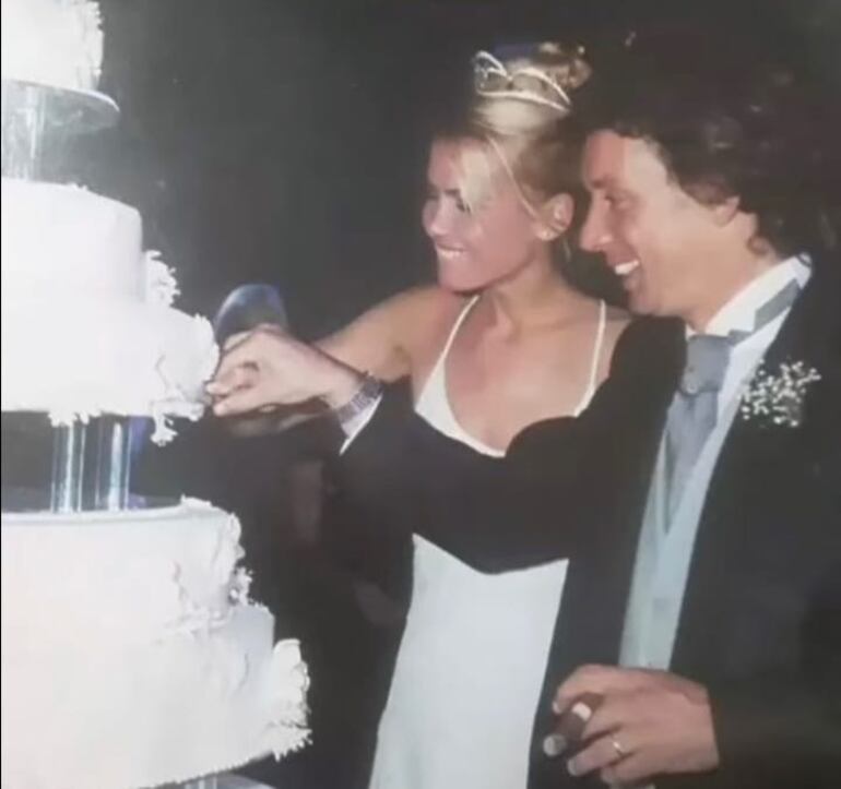 ¡Hermoso recuerdo! Valeria Mazza y Alejandro Gravier cortando la tradicional torta de boda, hace ya 25 años. (Captura de la historia de Instagram de Alejandro Gravier)