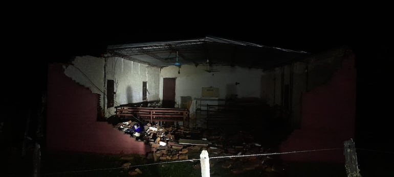 El fuerte viento derrumbó  la pared de una iglesia evangélica de Laguna Ita, distrito de San Juan de Ñeembucú.