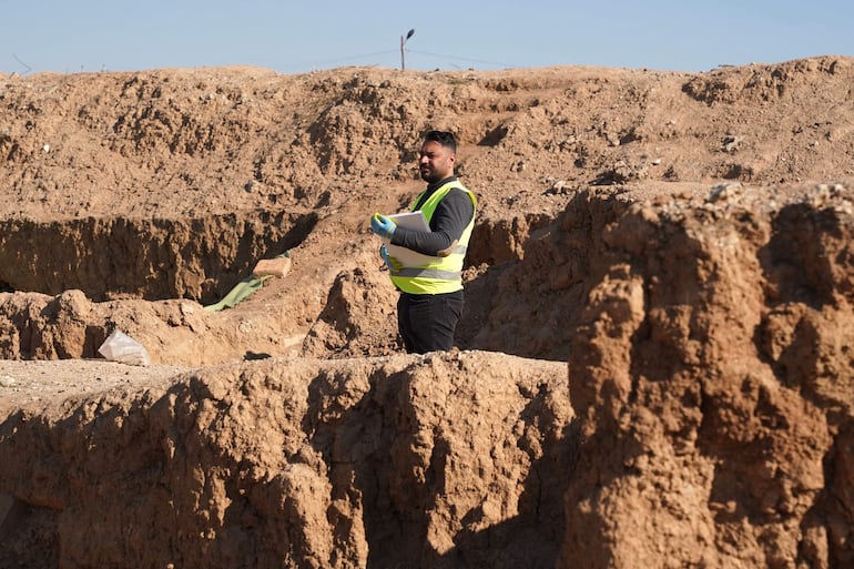 Un experto inspecciona los restos de un Templo de Nabu en el sitio arqueológico de Nimrud.
