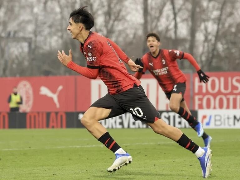 El paraguayo Hugo Cuenca (10), jugador del Milan, celebra un gol en el partido frente al Genoa por el Campeonato Primavera 1.