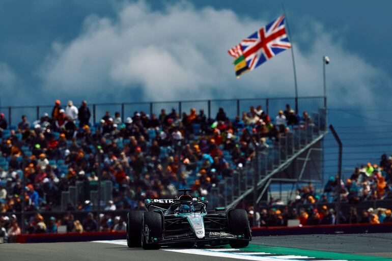 El Mercedes del piloto británico George Russell durante la clasificación del Gran Premio de Gran Bretaña de la Fórmula 1 en el Circuito de Silverstone, en Silverstone, Inglaterra.