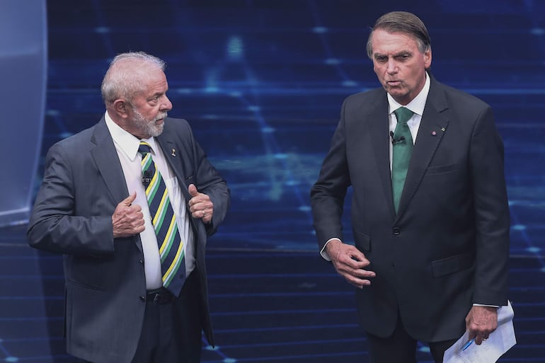 Fotografía de archivo: el presidente brasileño, Luiz Inácio Lula Da Silva (izq) junto al expresidente Jair Bolsonaro.