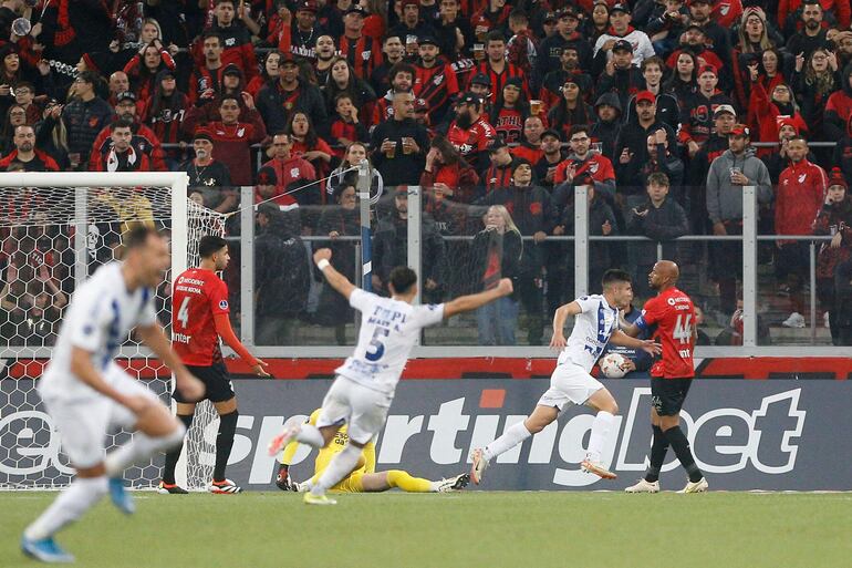 Richar Torales corre para celebrar luego de anotar el tanto ante Paranaense. Atrás, Aldo Maíz lo acompaña con los brazos en alto.