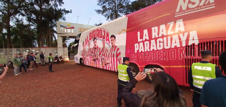 Llegada de la Albirroja a Ciudad del Este.