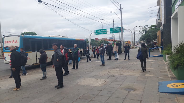 Pasajeros del transporte público sufren a diario el pésimo servicio, que pagan con el boleto y también con los subsidios.