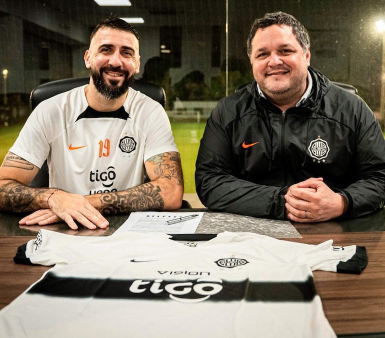 Lucas Pratto, en compañía del presidente del club, Rodrigo Nogués Bazán, durante la prolongación del vínculo del Oso.