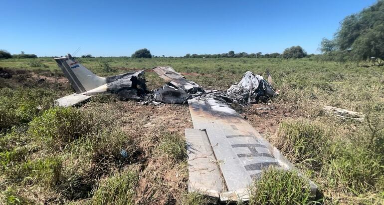 El avión de Tobías Vargas, tras capotar e incendiarse por completo.