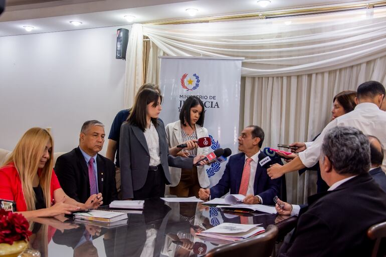 Conferencia de prensa en el Ministerio de Justicia. Ángel Barchini respondió a las denuncias de supuestas irregularidades en la contratación de seguros médicos VIP para funcionarios penitenciarios.